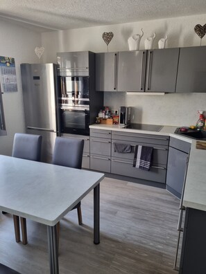 Grand réfrigérateur, micro-ondes, four, plaque de cuisson