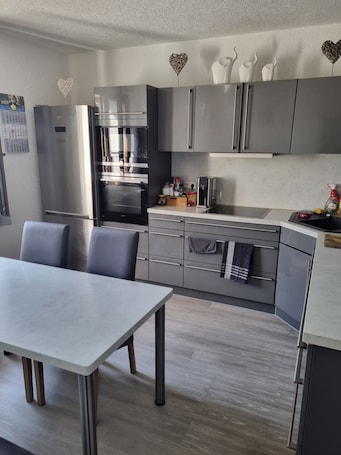 Full-size fridge, microwave, oven, stovetop