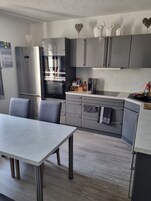 Refrigerador con freezer, microondas, horno, placa de cocina