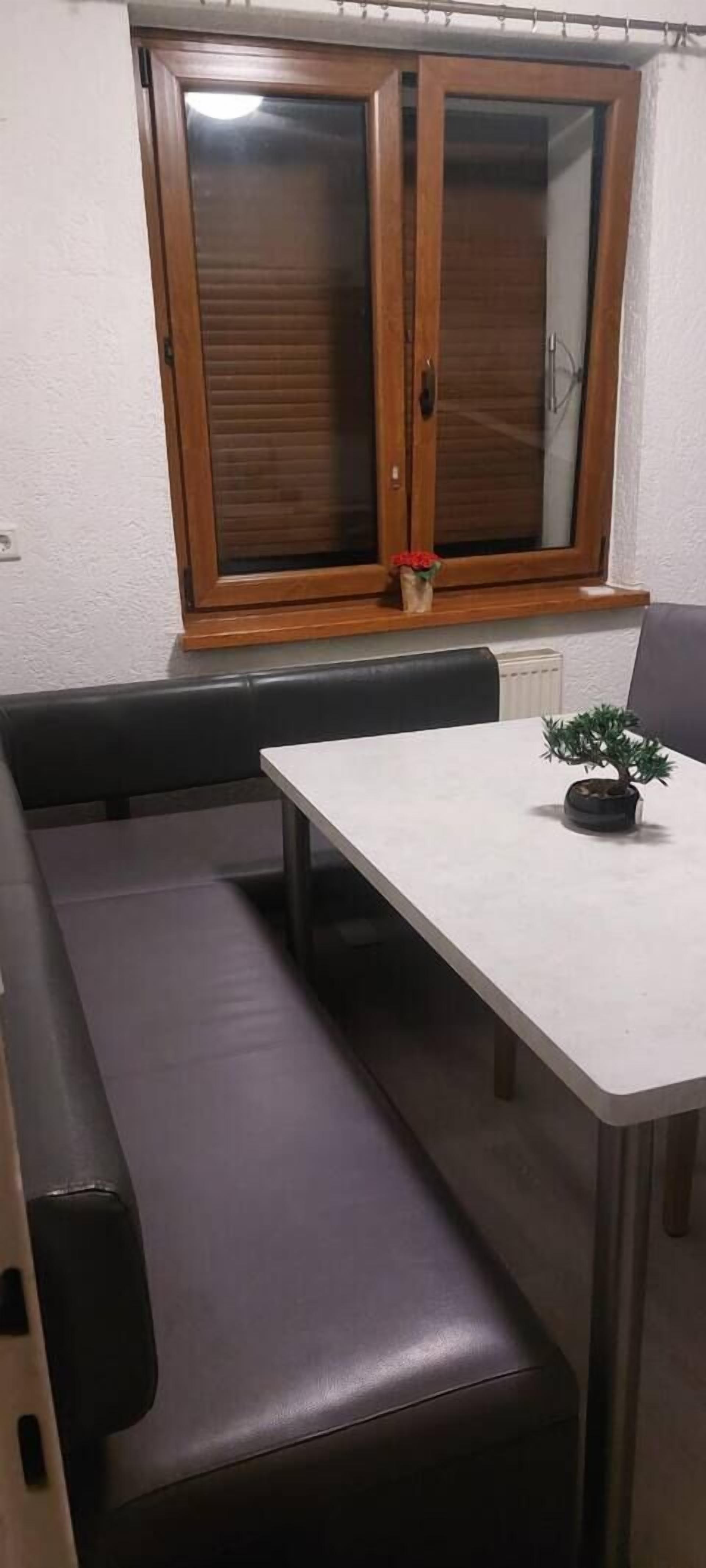 Großer Kühlschrank, Mikrowelle, Ofen, Herdplatte
