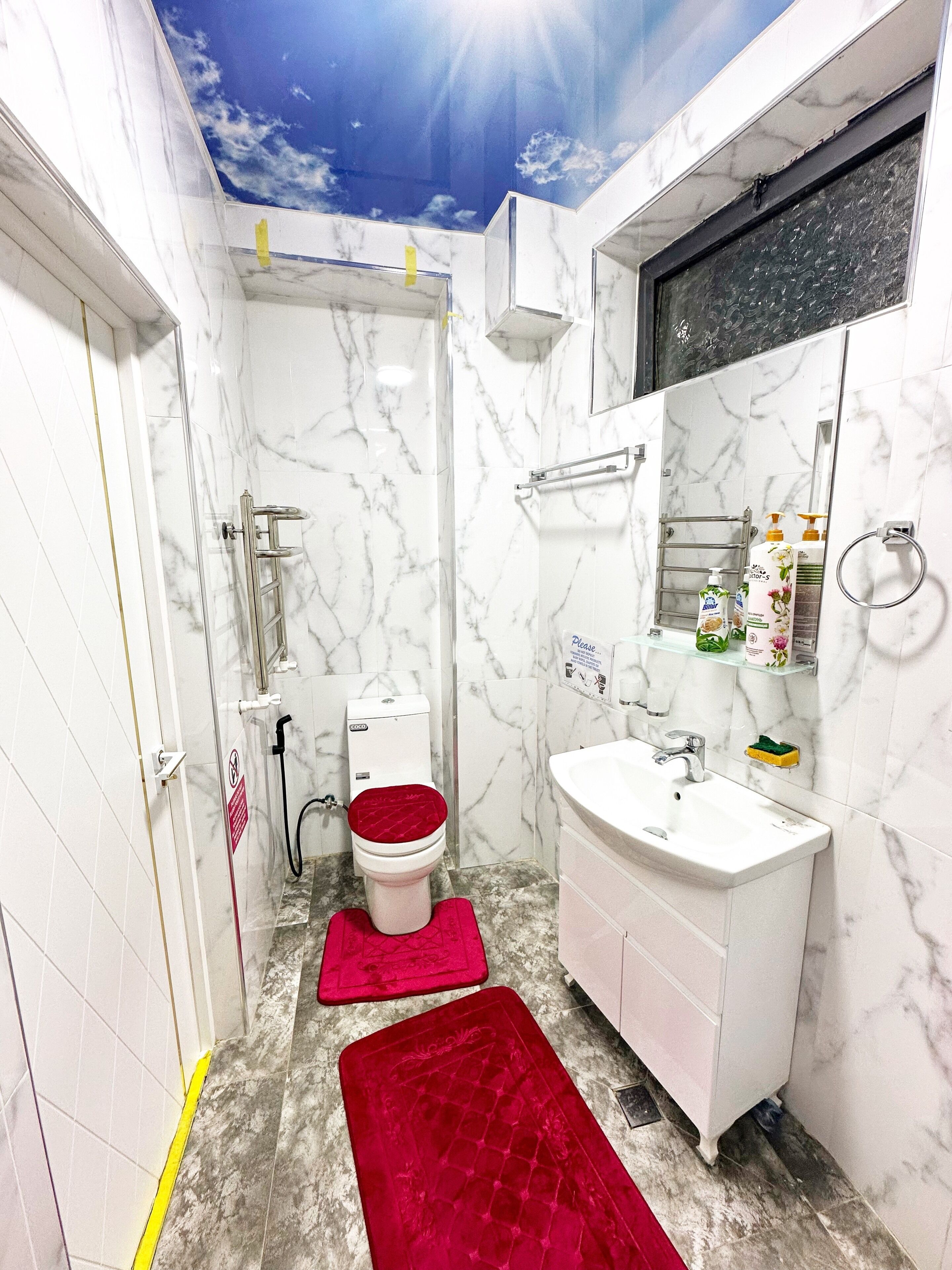 Een haardroger, handdoeken, zeep, toiletpapier