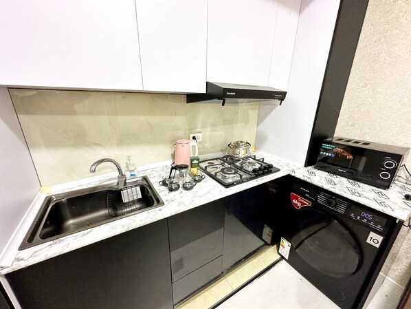 Private kitchen - 3-bedroom apartment in fabulous Toshkent with AC, WiFi (Тоshkent)