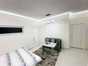 3 bedrooms, iron/ironing board, WiFi, bed sheets - 3-bedroom apartment in fabulous Toshkent with AC, WiFi (Тоshkent)