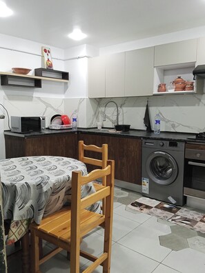 Kjøleskap, mikrobølgeovn, ovn og kaffetrakter/tekoker