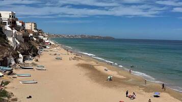 Plage à proximité, chaises longues