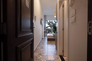 Estudio, vista a la ciudad | Ropa de cama de alta calidad y decoración personalizada