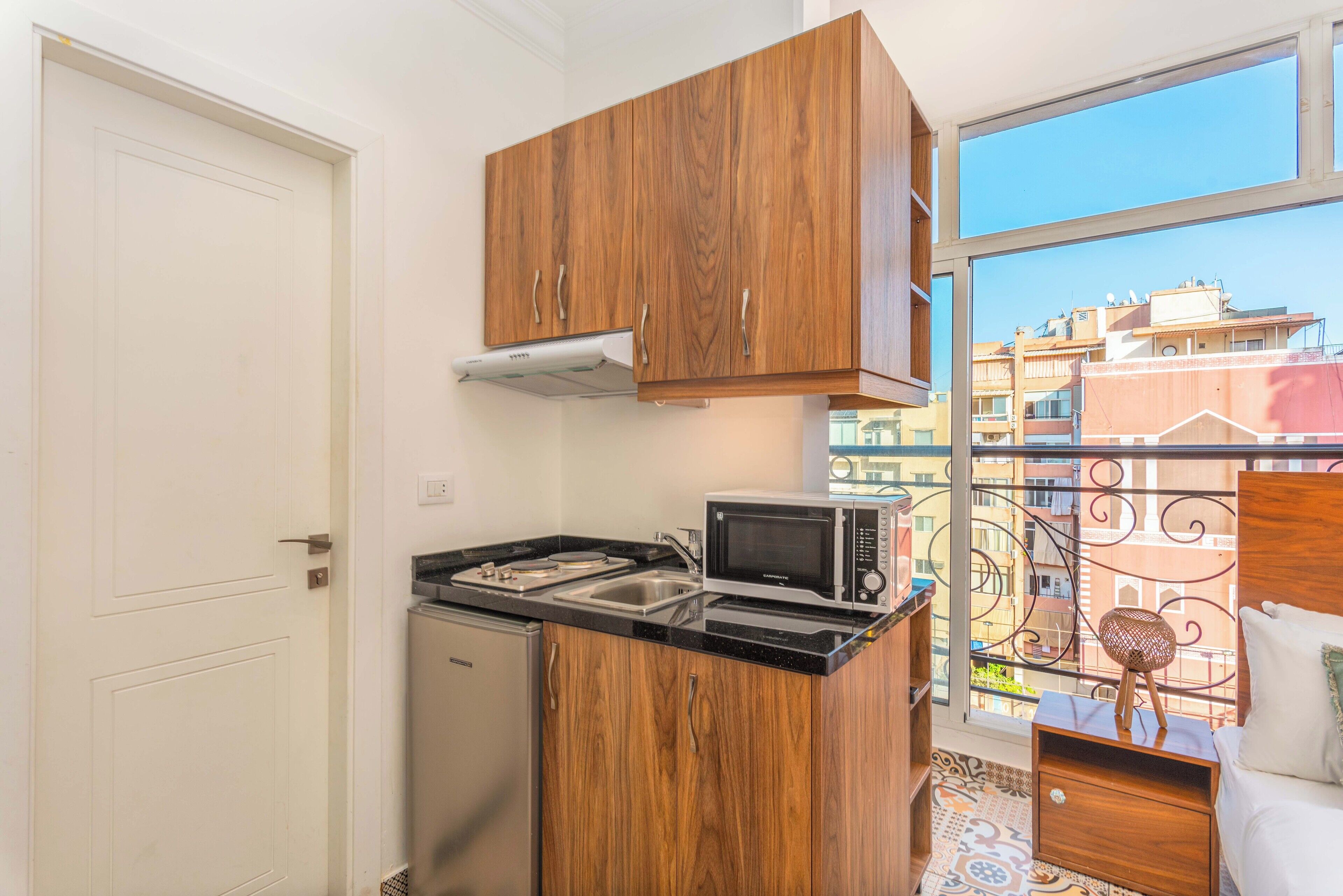 Studio, pemandangan kota | Dapur kecil pribadi | Lemari es kecil, microwave, kompor, dan ketel listrik