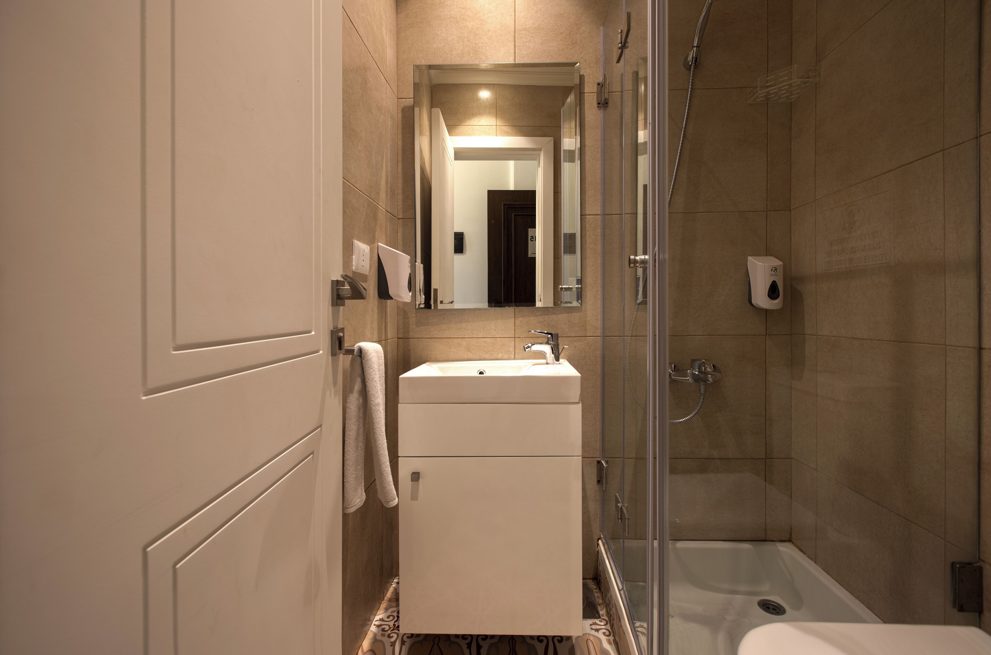 MMS 415 | Bathroom | Shower, hair dryer, towels, soap