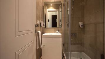 MMS 415 | Bathroom | Shower, hair dryer, towels, soap