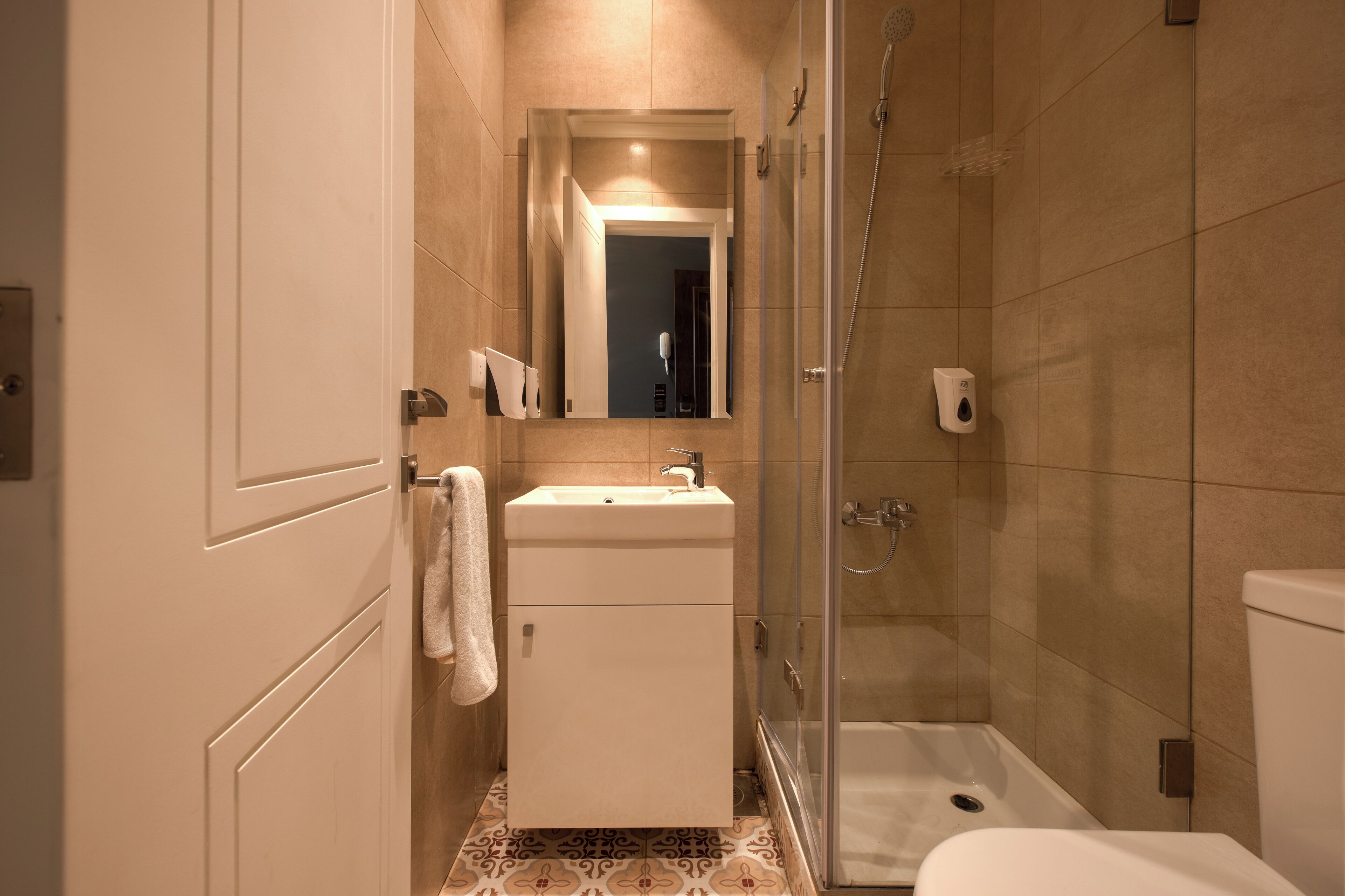 Une salle de bain avec une douche, un lavabo et des toilettes.