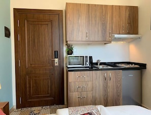 MMS 403 | Cozinha americana privada | Frigobar, micro-ondas, cooktop, chaleira elétrica