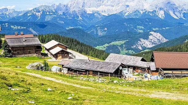 A mountain village with wooden houses and a clear view of snow-capped peaks in the background. - Lovely apartment for 4 guests with WIFI, TV, pets allowed and panoramic view (Forstau)