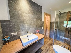 Bathroom - Lovely apartment for 4 guests with WIFI, TV, pets allowed and panoramic view (Forstau)