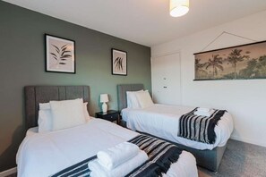 3 bedrooms, iron/ironing board, WiFi, bed sheets