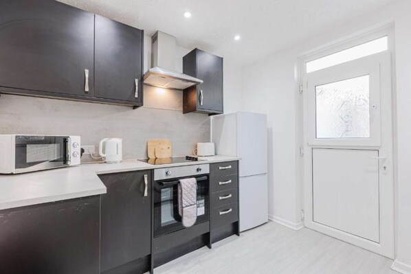 Kühlschrank, Mikrowelle, Ofen, Herdplatte