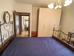 1 bedroom, travel cot, bed sheets