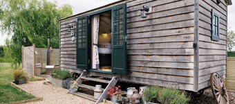 Lillie's Shepherd's Hut - Sleeps 2 & Hot Tub