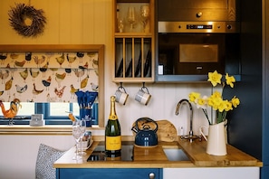 Fridge, microwave, stovetop, electric kettle - Lillie's Shepherd's Lodge Retreat & Wellness (Nottingham)