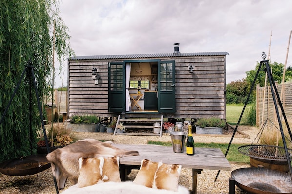 Outdoor dining - Lillie's Shepherd's Lodge Retreat & Wellness (Nottingham)