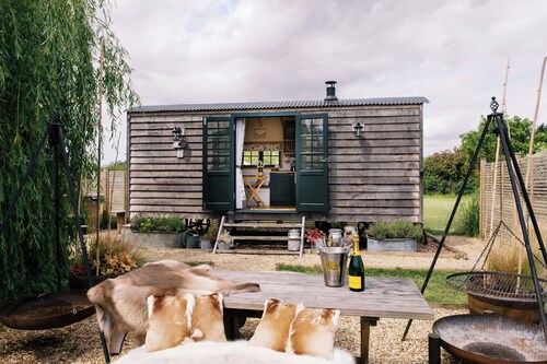 Shepherds Hut-wellnessspa-woodburner- Hottub-wifi