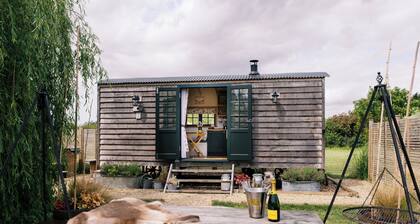 Shepherds Hut-wellnessspa-woodburner- Hottub-wifi