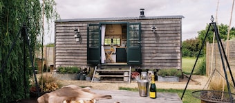Shepherds Hut-wellnessspa-woodburner- Hottub-wifi
