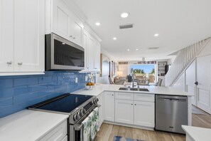 Kühlschrank, Mikrowelle, Herdplatte, Geschirrspüler