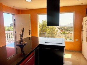 冰箱、微波炉、烤箱、炉灶