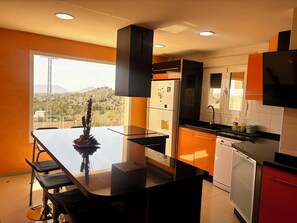 雪櫃、微波爐、焗爐、爐具