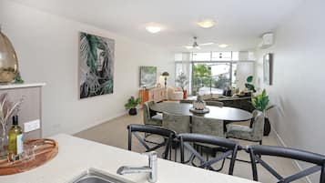 Apartamento luxo, sacada, vista para a piscina | Área de estar | Smart TV 55 polegadas com canais a cabo, Netflix, serviços de streaming