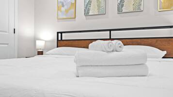 Escritorio, tabla de planchar con plancha, wifi y ropa de cama