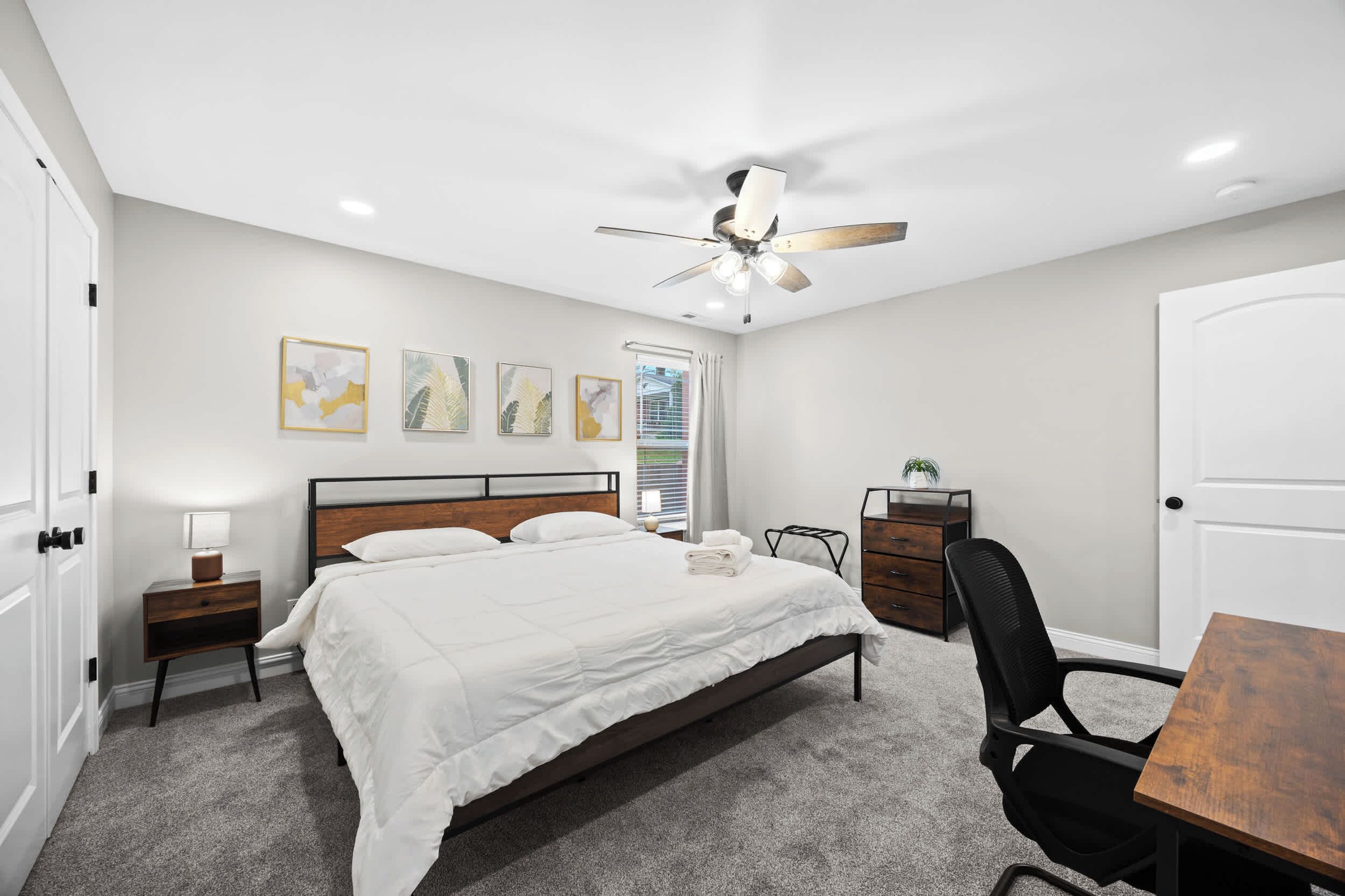 办公桌、熨斗/熨衣板、WiFi、床单