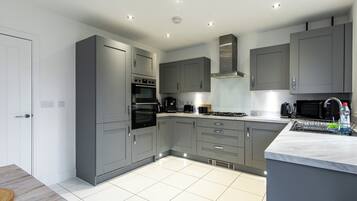 House | Private kitchen | Fridge, microwave, oven, stovetop