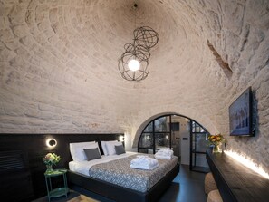 1 bedroom, in-room safe, desk, free WiFi