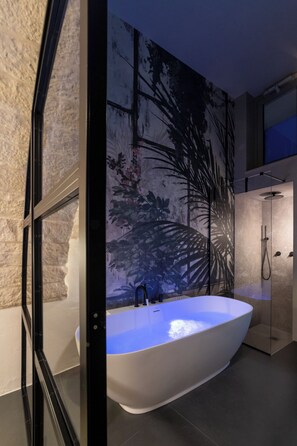Shower, jetted tub, hair dryer, bidet - Trullo delle Sfere, Luxury Trullo in the center of Alberobello (Alberobello)