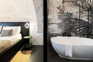 1 bedroom, in-room safe, desk, free WiFi