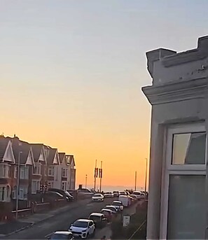 A residential street with parked cars and houses. - Hotel Claytou (Blackpool)