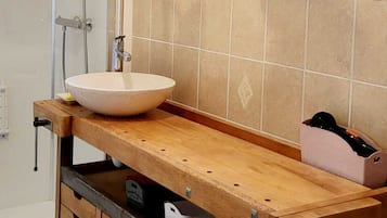 SĂšche-cheveux, serviettes fournies, papier toilette