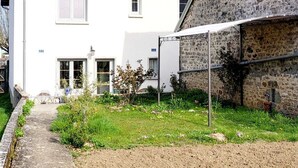 A two-story house with a white facade and a stone extension. - TBM gîte country house completely renovated and quiet (Clamerey)