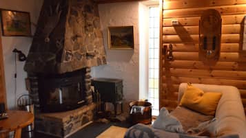 House, 3 Bedrooms | Living room | Books