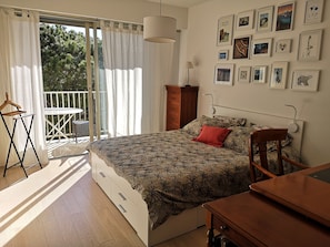 1 chambre, fer et planche à repasser, lit parapluie, Wi-Fi