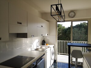 Fridge, microwave, oven, stovetop
