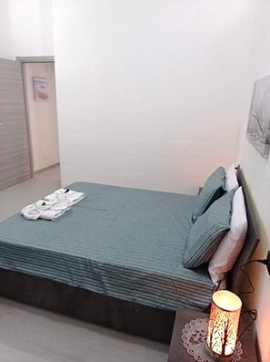 2 quartos, ferros/tábuas de passar roupa, roupa de cama
