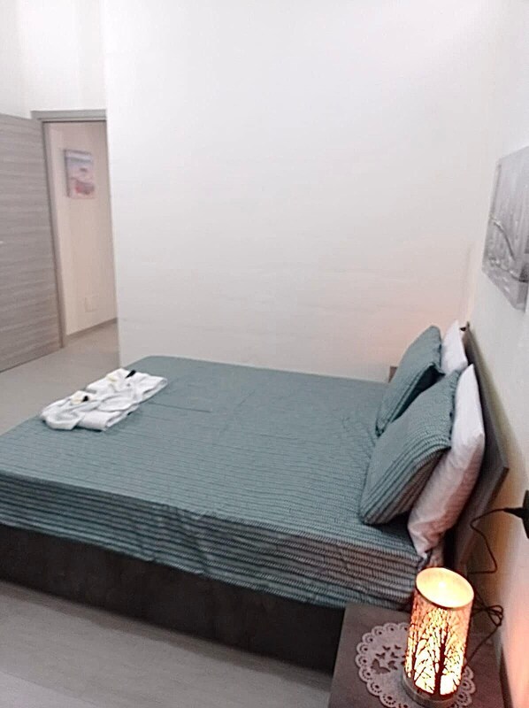 2 bedrooms, iron/ironing board, bed sheets