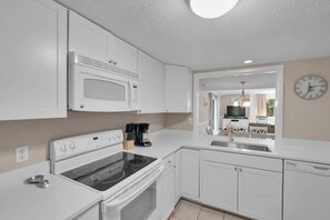 Réfrigérateur, four à micro-ondes, surface de cuisson, lave-vaisselle