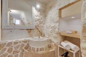 蜜月開放式客房 (Maison 43 Ostuni With Indoor Pool) | 浴室 | 淋浴設備、提供毛巾、番梘、洗頭水