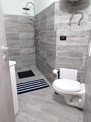 Douche, sĂšche-cheveux, bidet, serviettes fournies