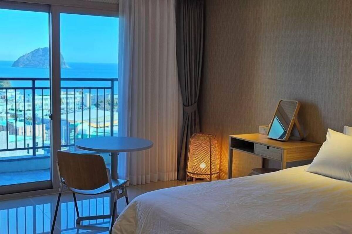 Desk, blackout curtains, soundproofing, free WiFi