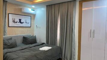 Economy appartement, balkon, uitzicht op stad | 1 slaapkamer, een bureau, een laptopwerkplek, verduisterende gordijnen