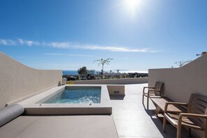 Honeymoon Suite with Sea View & Private Hot Tub | Odadan manzara